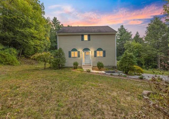 Photo 1 of Single family home for sale at 8 Homestead Dr, Raymond, NH 03077 | MLS# 5111256 | Listing updated on 2026-09-29