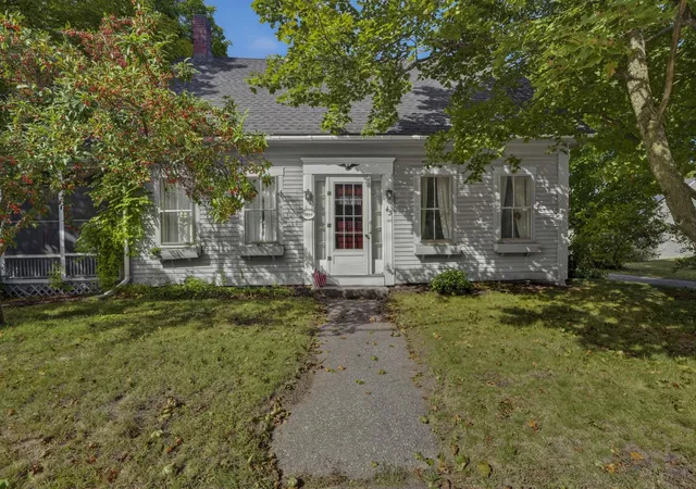 Photo 1 of Single family home for sale at 43 S Mast St, Goffstown, NH 03045 | MLS# 5111372 | Listing updated on 2026-10-27