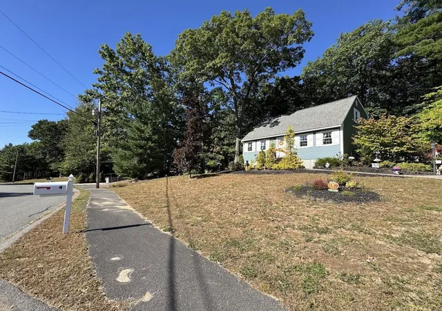 Photo 3 of Sale Pending at 4 Michael Ave, Derry, NH 03038 | MLS# 5111582 | Listing updated on 2026-10-06