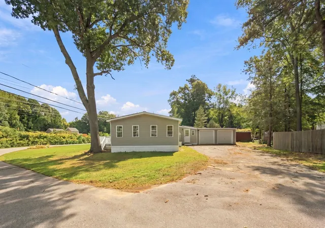 Photo 4 of Manufactured home for sale at 1 Hemlock Hvn, Hampton, NH 03842 | MLS# 5111888 | Listing updated on 2026-10-10
