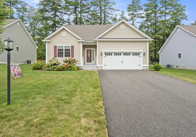 Photo 2 of Sale Pending at 8 Falling Leaf Cir #8, Londonderry, NH 03053 | MLS# 5112052 | Listing updated on 2026-10-05