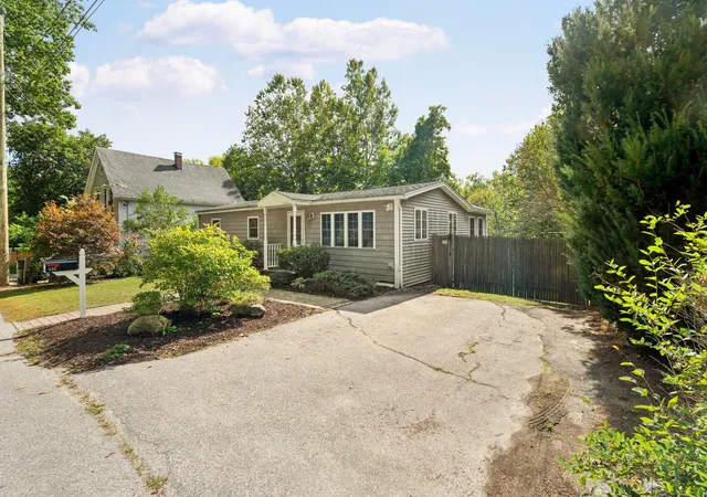 Photo 1 of Sale Pending at 650 Douglas St Ext, Manchester, NH 03102 | MLS# 5112080 | Listing updated on 2026-10-10