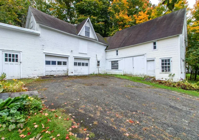 Photo 3 of Single family home for sale at 305 Main St, Derby, VT 05830 | MLS# 5112131 | Listing updated on 2026-10-07