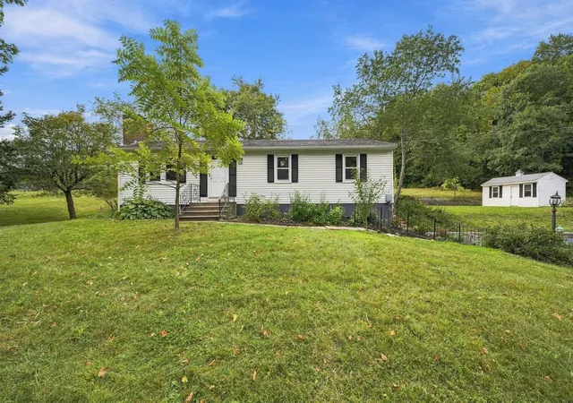 Photo 2 of Single family home for sale at 136 Haverhill Rd, Chester, NH 03036 | MLS# 5112156 | Listing updated on 2026-10-07