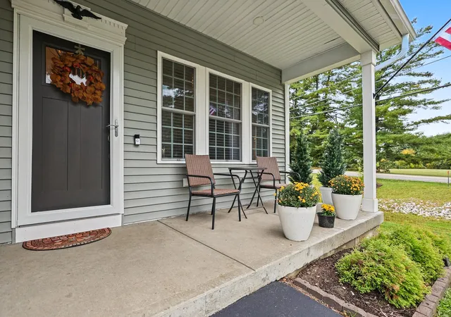 Photo 3 of Townhouse for sale at 2 Chesterfield Ln #2, Londonderry, NH 03053 | MLS# 5112249 | Listing updated on 2026-09-30