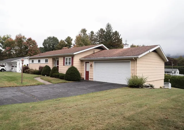 Photo 1 of Single family home for sale at 14 Mountain View Ln, Rutland City, VT 05701 | MLS# 5112255 | Listing updated on 2026-10-08