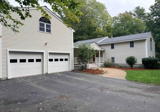 Photo 1 of Single family home for sale at 18 Windsor Dr, Amherst, NH 03031 | MLS# 5112465 | Listing updated on 2026-10-22