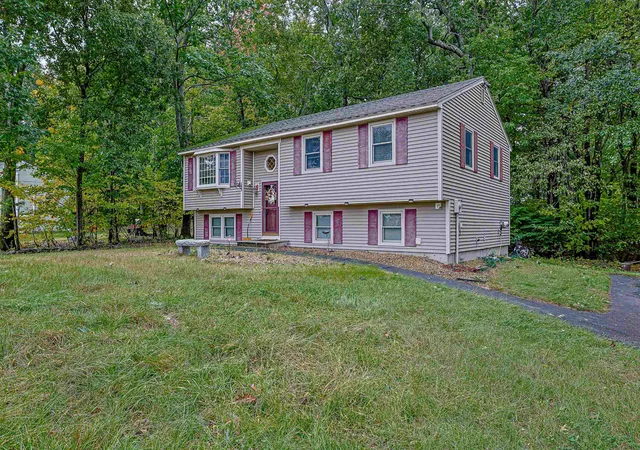 Photo 1 of Single family home for sale at 4 Spinnaker Dr, Derry, NH 03038 | MLS# 5112580 | Listing updated on 2026-10-06