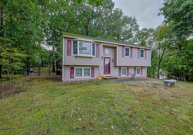 Photo 3 of Single family home for sale at 4 Spinnaker Dr, Derry, NH 03038 | MLS# 5112580 | Listing updated on 2026-10-06