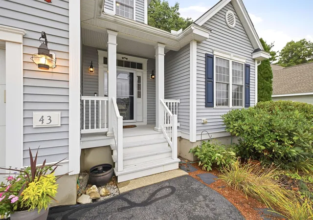 Photo 3 of Single family home for sale at 43 Sawgrass Cir, Londonderry, NH 03053 | MLS# 5112637 | Listing updated on 2026-10-18