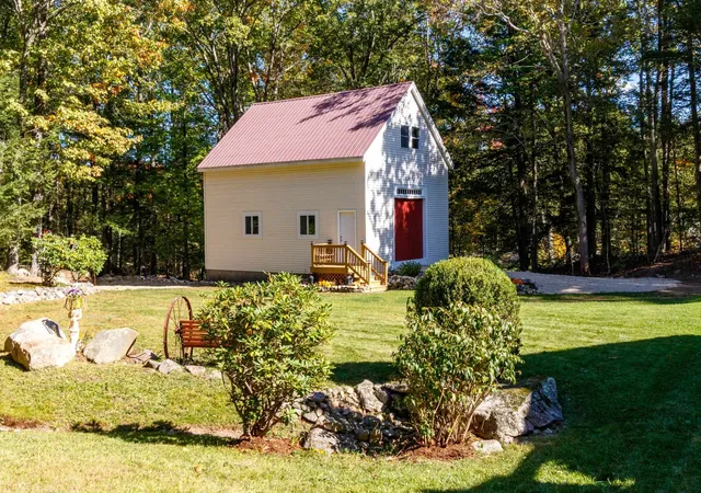 Photo 3 of Single family home for sale at 269 High St, Candia, NH 03034 | MLS# 5113046 | Listing updated on 2026-10-12