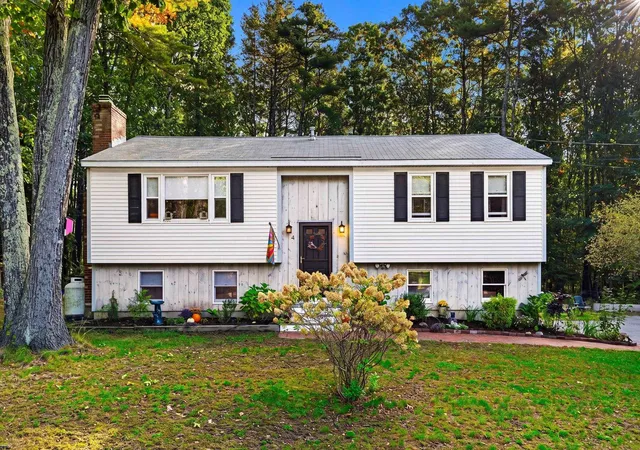 Photo 1 of Single family home for sale at 4 Garrison Ln, Madbury, NH 03823 | MLS# 5113297 | Listing updated on 2026-10-14