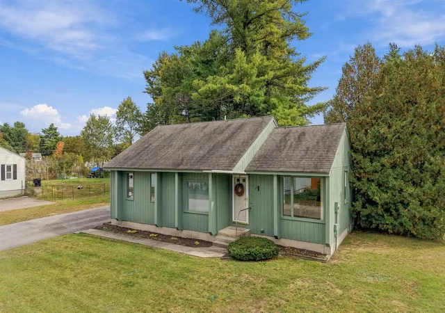 Photo 2 of Single family home for sale at 13 Carr St, Franklin, NH 03235 | MLS# 5113323 | Listing updated on 2026-10-08