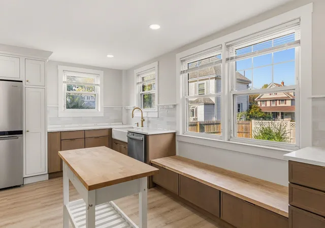 Photo 3 of Single family home for sale at 2 Melbourne St, Portsmouth, NH 03801 | MLS# 5113380 | Listing updated on 2026-10-13