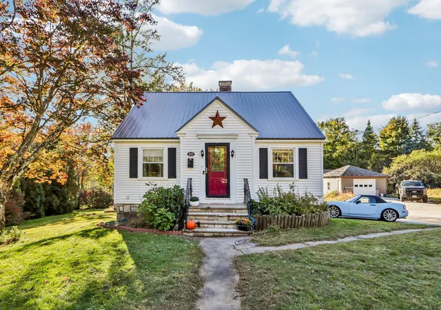 Photo 2 of Single family home for sale at 88 Broadway St, Pembroke, NH 03275 | MLS# 5113550 | Listing updated on 2026-10-18