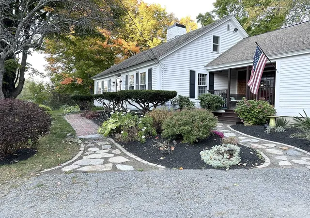 Photo 3 of Single family home for sale at 84 Main St, Hollis, NH 03049 | MLS# 5113573 | Listing updated on 2026-10-16