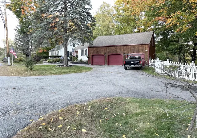 Photo 4 of Single family home for sale at 84 Main St, Hollis, NH 03049 | MLS# 5113573 | Listing updated on 2026-10-16