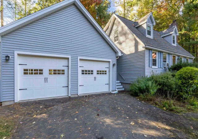 Photo 3 of Single family home for sale at 11 Chestnut Hl Rd, Londonderry, NH 03053 | MLS# 5113714 | Listing updated on 2026-10-15