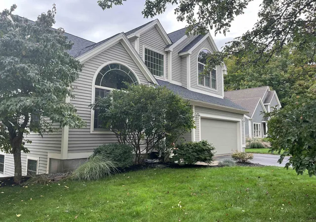 Photo 1 of Single family home for sale at 33 Exeter Farms Rd, Exeter, NH 03833 | MLS# 5113858 | Listing updated on 2026-10-17