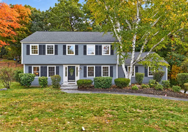 Photo 2 of Single family home for sale at 101 Currier Dr, Manchester, NH 03104 | MLS# 5113989 | Listing updated on 2026-10-28