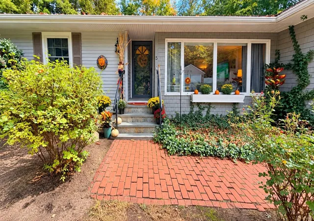 Photo 2 of Single family home for sale at 5 Glendale Rd, North Hampton, NH 03862 | MLS# 5114010 | Listing updated on 2026-10-17