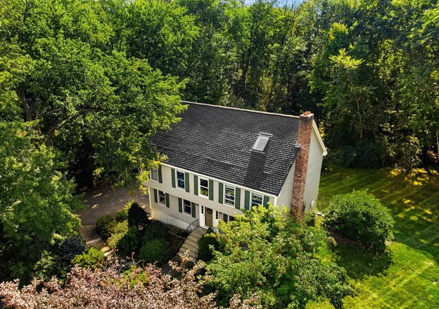 Photo 2 of Single family home for sale at 5 Lilac Cir, Londonderry, NH 03053 | MLS# 5114070 | Listing updated on 2026-10-17