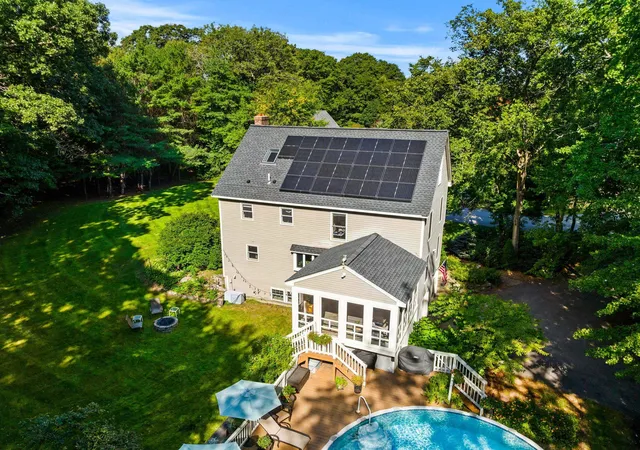 Photo 3 of Single family home for sale at 5 Lilac Cir, Londonderry, NH 03053 | MLS# 5114070 | Listing updated on 2026-10-17