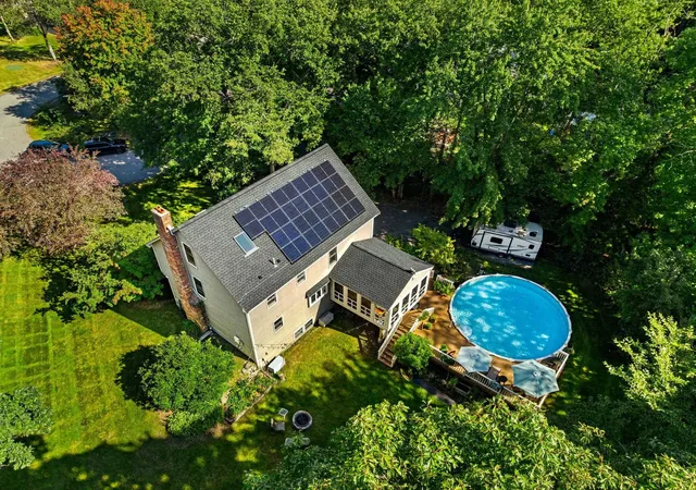 Photo 3 of Single family home for sale at 5 Lilac Cir, Londonderry, NH 03053 | MLS# 5114070 | Listing updated on 2026-10-17