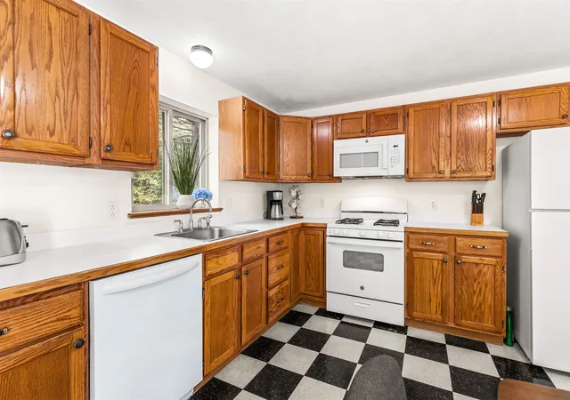 Photo 4 of Single family home for sale at 5 S Landing Rd, Sandown, NH 03873 | MLS# 5114209 | Listing updated on 2026-10-17