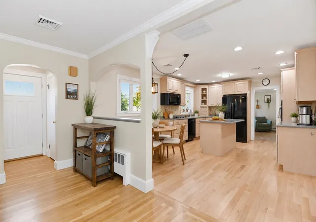 Photo 4 of Single family home for sale at 453 Oak St, Manchester, NH 03104 | MLS# 5114292 | Listing updated on 2026-10-15