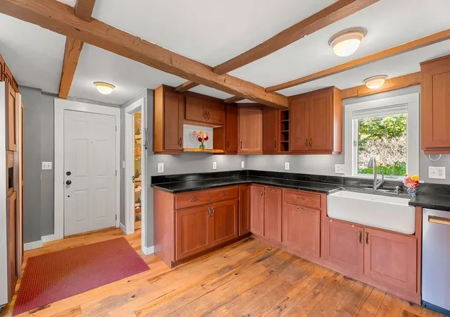 Photo 2 of Single family home for sale at 29 Middle St, Amherst, NH 03031 | MLS# 5114301 | Listing updated on 2026-10-21