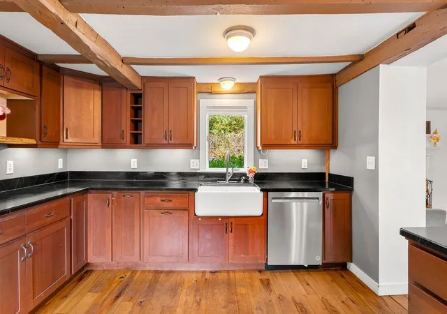 Photo 3 of Single family home for sale at 29 Middle St, Amherst, NH 03031 | MLS# 5114301 | Listing updated on 2026-10-21