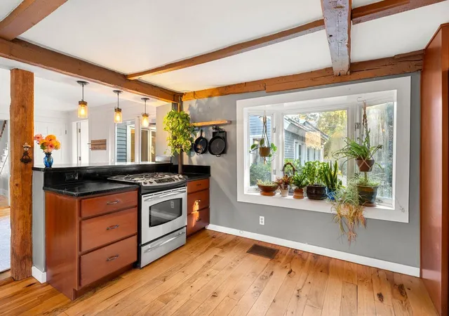 Photo 4 of Single family home for sale at 29 Middle St, Amherst, NH 03031 | MLS# 5114301 | Listing updated on 2026-10-21