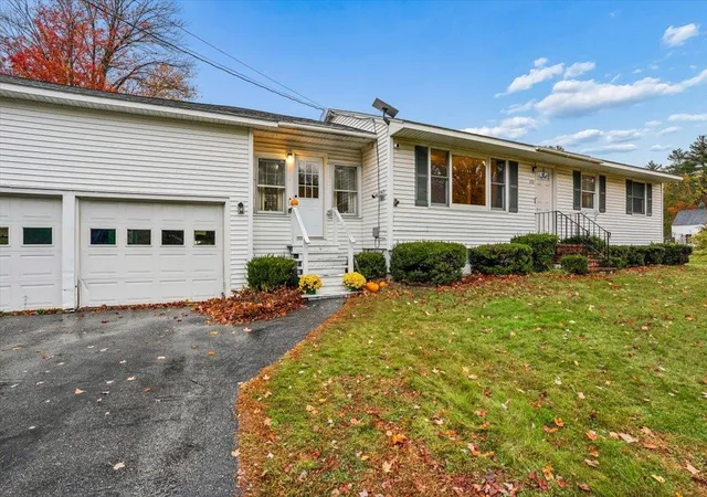Photo 2 of Single family home for sale at 850 Center St, Wolfeboro, NH 03894 | MLS# 5114303 | Listing updated on 2026-10-28
