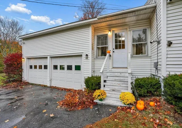 Photo 3 of Single family home for sale at 850 Center St, Wolfeboro, NH 03894 | MLS# 5114303 | Listing updated on 2026-10-28