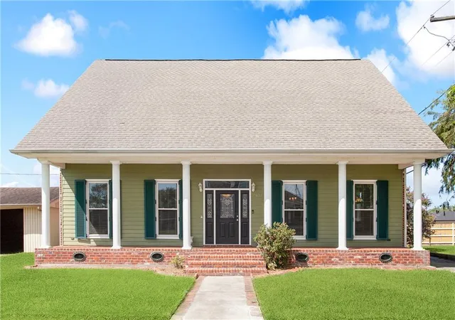 Photo 2 of Single family home for sale at 421 Bear Dr, Arabi, LA 70032 | MLS# 2519484 | Listing updated on 2026-10-07