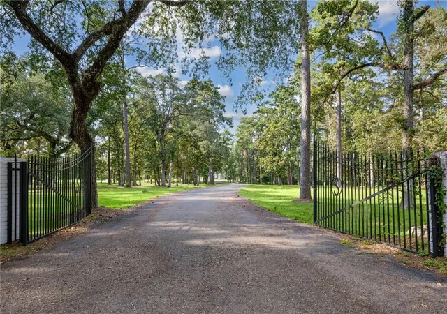 Photo 3 of Single family home for sale at 194 Belle Terre Blvd, Covington, LA 70433 | MLS# 2520712 | Listing updated on 2026-10-02