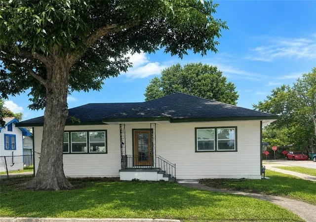 Single family home for sale at 1301 Claiborne Dr, Jefferson, LA 70121 | MLS# 2538543