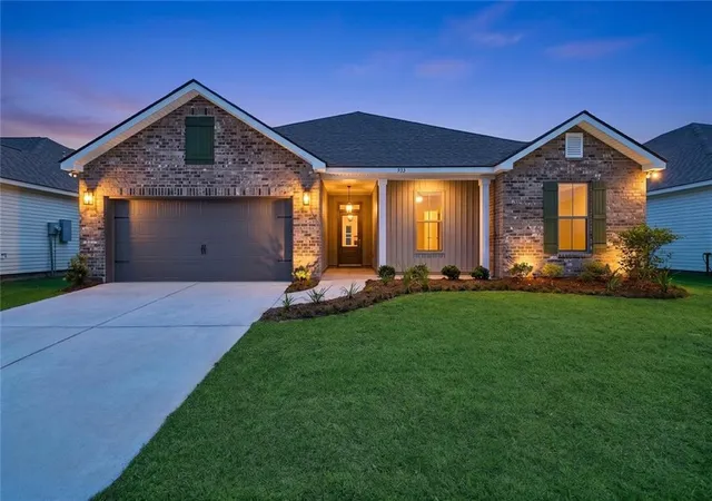 Photo 2 of Single family home for sale at 933 Laurel Oaks Dr, Westwego, LA 70094 | MLS# 2547586 | Listing updated on 2026-09-14