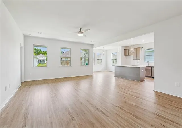 Photo 3 of Single family home for sale at 933 Laurel Oaks Dr, Westwego, LA 70094 | MLS# 2547586 | Listing updated on 2026-09-14
