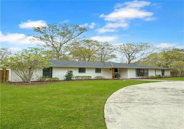 Photo 1 of Single family home for sale at 305 E Pearl St, Slidell, LA 70461 | MLS# 2546944 | Listing updated on 2026-09-16