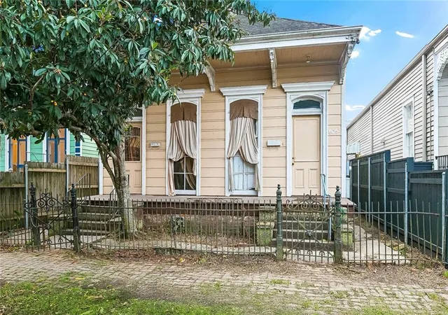 Photo 1 of Multi family home for sale at 6060 Annunciation St, New Orleans, LA 70118 | MLS# 2548603 | Listing updated on 2026-09-14