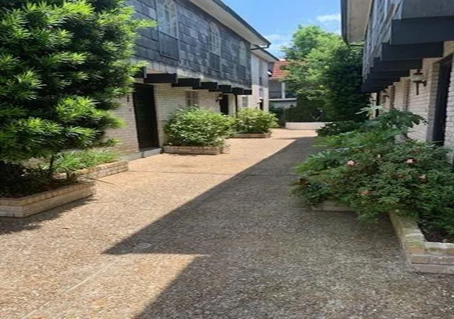 Photo 3 of Townhouse for sale at 3849 Ridgelake Dr, Metairie, LA 70002 | MLS# 2549634 | Listing updated on 2026-08-31
