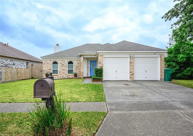 Photo 3 of Sale Pending at 2540 Foliage Dr, Marrero, LA 70072 | MLS# 2549770 | Listing updated on 2026-09-15