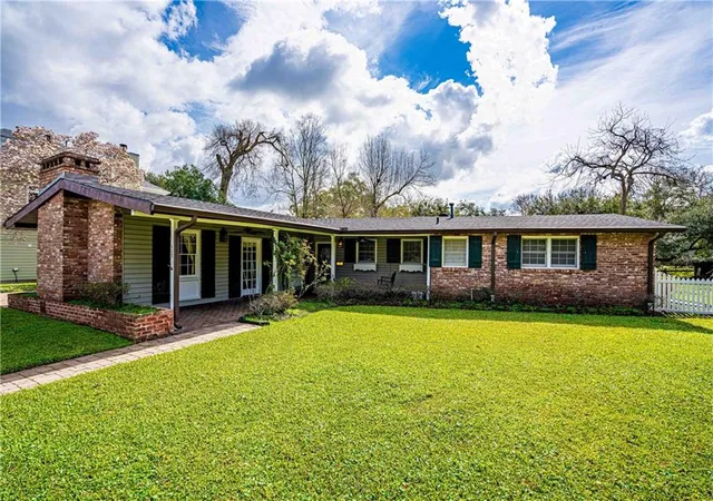Photo 3 of Single family home for sale at 117 E Henfer Ave, River Ridge, LA 70123 | MLS# 2550675 | Listing updated on 2026-09-28