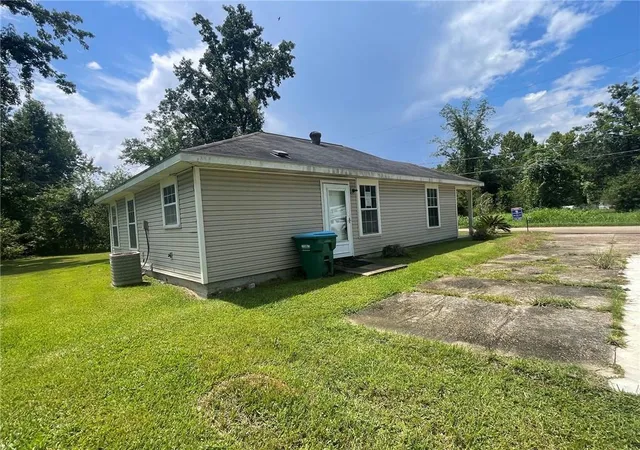 Photo 2 of Single family home for sale at 160 Canal St, Ponchatoula, LA 70454 | MLS# 2550620 | Listing updated on 2026-08-31