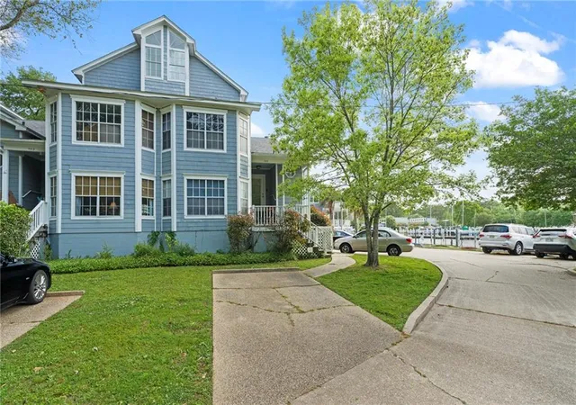 Listing Photo 2 - Condo for sale in building located at 1100 Livingston St, Mandeville, LA 70448 - Unit #5