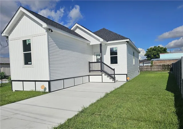 Photo 2 of Single family home for sale at 1046 Ave B, Westwego, LA 70094 | MLS# 2552674 | Listing updated on 2026-09-04