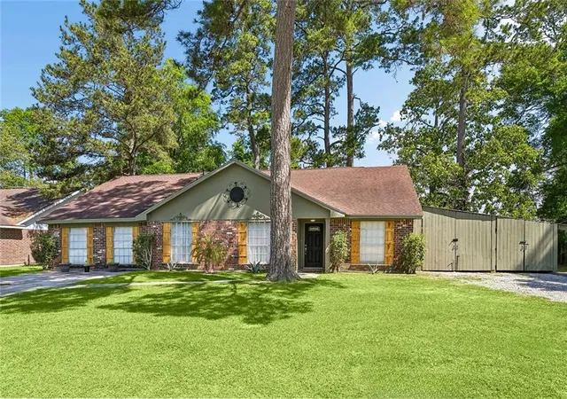 Photo 2 of Single family home for sale at 412 Water Oak Ln, Mandeville, LA 70471 | MLS# 2552537 | Listing updated on 2026-09-21