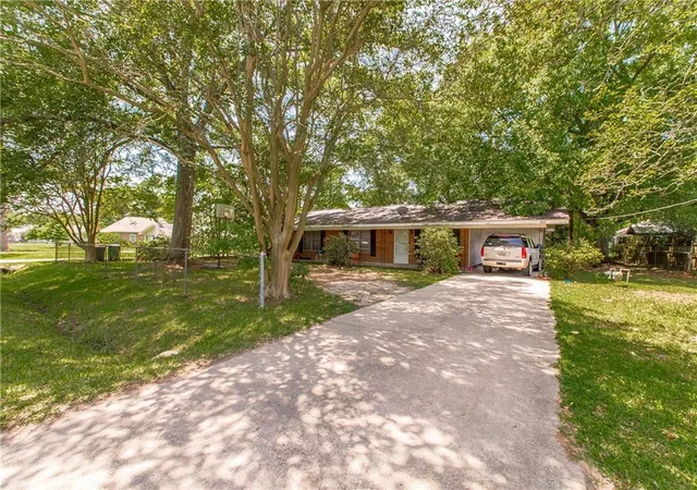 Photo 2 of Sale Pending at 465 S 4th Street, Ponchatoula, LA 70454 | MLS# 2546514 | Listing updated on 2026-09-26